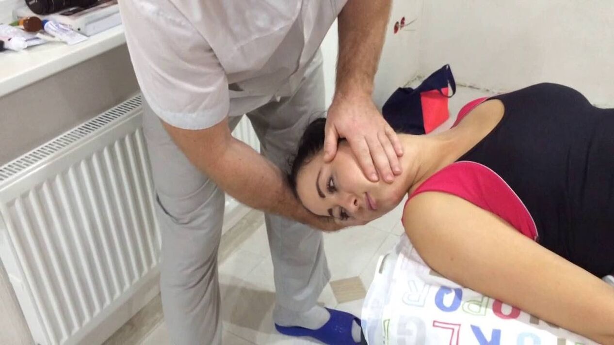 A patient with cervical osteonecrosis shows manual therapy sessions