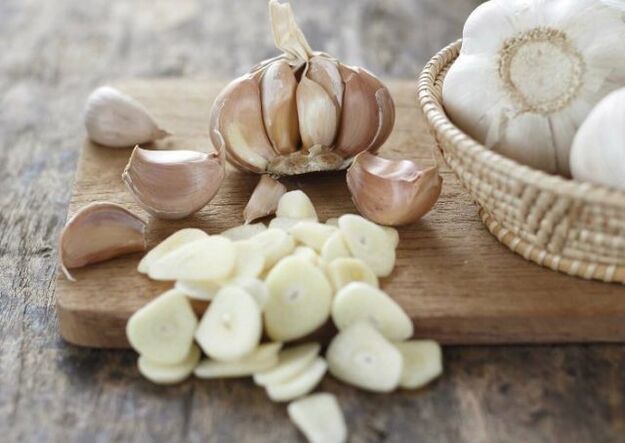 Garlic to prepare massage medicine, has the effect of curing knee osteoarthritis