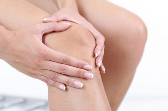 With osteoarthritis, acute pain occurs, reducing the mobility of the knee joint. 